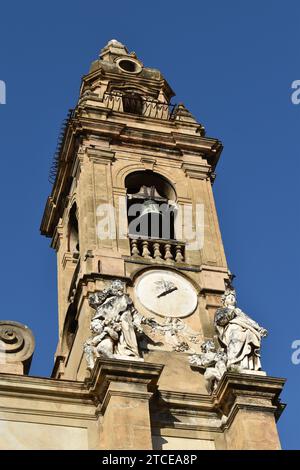 Kirchturm mit großer Metallglocke und anderen Ornamenten im barocken Stil der Kirche St. Ignatius im Stadtzentrum von Palermo Stockfoto