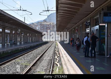 Menschen, die auf dem Bahnsteig neben den leeren Gleisen im Hauptbahnhof von Palermo laufen Stockfoto