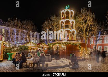 Der Weihnachtsmarkt in der Innenstadt von Maastricht, der bei Touristen sehr beliebt ist, mit durchschnittlich 1 Million Besuchern im Dezember Stockfoto