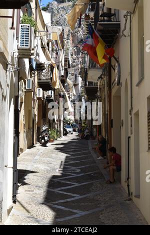 Ikonische sizilianische Straße in einer kleinen Straße in der Küstenstadt Cefalù, Sizilien Stockfoto