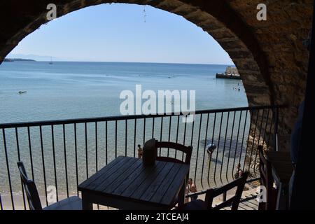 Herrlicher Blick auf die Bucht von Cefalù und das Mittelmeer von der hinteren Terrasse der Weinbar „Le Petit Tonneau“ in der Altstadt von Cefalù Stockfoto