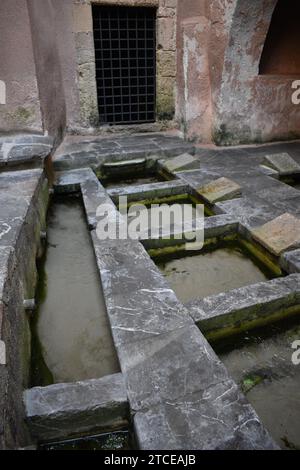 Mittelalterliche Waschbecken im alten Stadtzentrum von Cefalù, Sizilien Stockfoto