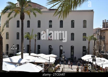 Weiße Außenfassade des Rathauses mit Blick auf die Piazza del Duomo in Cefalù, Sizilien Stockfoto