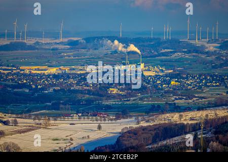 Luftbild, EGGER Holzwerkstoffe Brilon GmbH & Co. KG, rauchende Schornsteine und Holz verarbeitendes Unternehmen, Fernsicht und Windräder, Brilon, Sauerland, Nordrhein-Westfalen, Deutschland ACHTUNGxMINDESTHONORARx60xEURO *** Luftaufnahme, EGGER Holzwerkstoffe Brilon GmbH Co KG, Rauchschornsteine und Holzverarbeitungsunternehmen, Fernsicht- und Windturbinen, Brilon, Sauerland, Nordrhein-Westfalen, Deutschland ATTENTIONxMINDESTHONORARx60xEURO Stockfoto