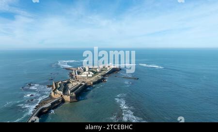 Luftaufnahme der Burg San Sebastian in der Stadt Cadiz, Spanien. Stockfoto
