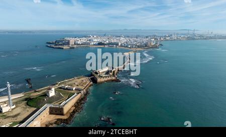 Luftaufnahme der Burg San Sebastian in der Stadt Cadiz, Spanien. Stockfoto
