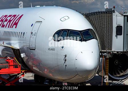 Madrid, Spanien; 31. Mai 2023: Ein fabelhafter airbus A350-900, ein Großraumflugzeug der neuen Generation der spanischen Fluggesellschaft Iberia, parkt in Madrid Stockfoto