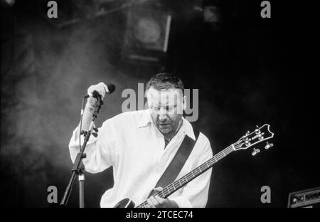 PETER HOOK, MONACO, READING FESTIVAL, 1998: New Order Bassist Peter Hook spielt mit seiner Nebenprojektband MONACO am 30. August 1998 auf der Hauptbühne des Reading Festivals in Reading, Großbritannien. Monaco tourte mit ihrem Debütalbum Music for Pleasure. Foto: Rob Watkins Stockfoto