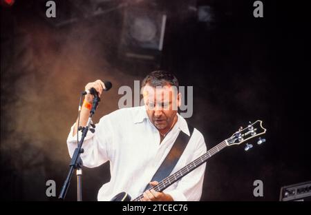 PETER HOOK, MONACO, READING FESTIVAL, 1998: New Order Bassist Peter Hook spielt mit seiner Nebenprojektband MONACO am 30. August 1998 auf der Hauptbühne des Reading Festivals in Reading, Großbritannien. Monaco tourte mit ihrem Debütalbum Music for Pleasure. Foto: Rob Watkins Stockfoto