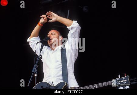 PETER HOOK, MONACO, READING FESTIVAL, 1998: New Order Bassist Peter Hook spielt mit seiner Nebenprojektband MONACO am 30. August 1998 auf der Hauptbühne des Reading Festivals in Reading, Großbritannien. Monaco tourte mit ihrem Debütalbum Music for Pleasure. Foto: Rob Watkins Stockfoto