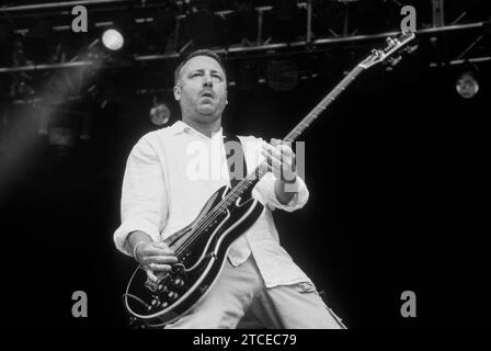 PETER HOOK, MONACO, READING FESTIVAL, 1998: New Order Bassist Peter Hook spielt mit seiner Nebenprojektband MONACO am 30. August 1998 auf der Hauptbühne des Reading Festivals in Reading, Großbritannien. Monaco tourte mit ihrem Debütalbum Music for Pleasure. Foto: Rob Watkins Stockfoto