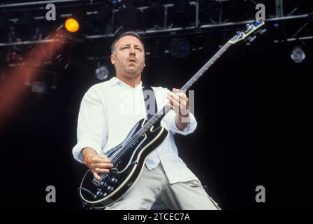 PETER HOOK, MONACO, READING FESTIVAL, 1998: New Order Bassist Peter Hook spielt mit seiner Nebenprojektband MONACO am 30. August 1998 auf der Hauptbühne des Reading Festivals in Reading, Großbritannien. Monaco tourte mit ihrem Debütalbum Music for Pleasure. Foto: Rob Watkins Stockfoto