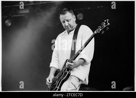 PETER HOOK, MONACO, READING FESTIVAL, 1998: New Order Bassist Peter Hook spielt mit seiner Nebenprojektband MONACO am 30. August 1998 auf der Hauptbühne des Reading Festivals in Reading, Großbritannien. Monaco tourte mit ihrem Debütalbum Music for Pleasure. Foto: Rob Watkins Stockfoto