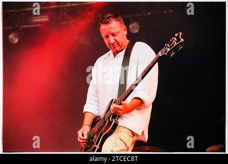 PETER HOOK, MONACO, READING FESTIVAL, 1998: New Order Bassist Peter Hook spielt mit seiner Nebenprojektband MONACO am 30. August 1998 auf der Hauptbühne des Reading Festivals in Reading, Großbritannien. Monaco tourte mit ihrem Debütalbum Music for Pleasure. Foto: Rob Watkins Stockfoto