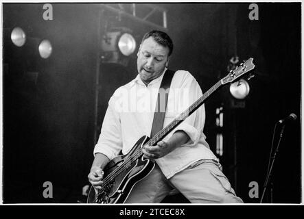 PETER HOOK, MONACO, READING FESTIVAL, 1998: New Order Bassist Peter Hook spielt mit seiner Nebenprojektband MONACO am 30. August 1998 auf der Hauptbühne des Reading Festivals in Reading, Großbritannien. Monaco tourte mit ihrem Debütalbum Music for Pleasure. Foto: Rob Watkins Stockfoto