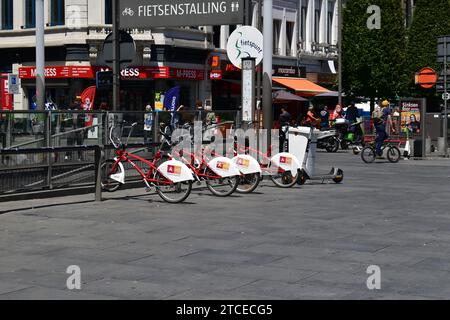 Rote öffentliche Fahrräder der Stadt Antwerpen am Queen Astrid Square Stockfoto