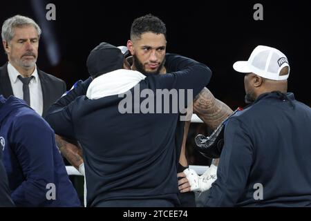 Paris, Frankreich. Dezember 2023. Tony Yoka aus Frankreich wird nach seiner Niederlage im Heavyweight-Boxkampf gegen Ryad Merhy aus Belgien am 9. Dezember 2023 im Stade Roland-Garros in Paris niedergeschlagen - Foto Jean Catuffe/DPPI Credit: DPPI Media/Alamy Live News Stockfoto