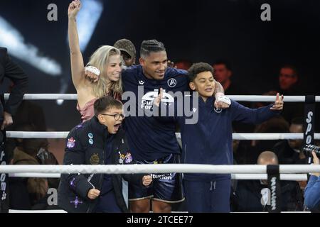 Paris, Frankreich. Dezember 2023. Ryad Merhy aus Belgien feiert mit seiner Familie nach seinem Sieg gegen Tony Yoka aus Frankreich nach dem Boxkampf im Schwergewicht am 9. Dezember 2023 im Stade Roland-Garros in Paris, Frankreich - Foto Jean Catuffe/DPPI Credit: DPPI Media/Alamy Live News Stockfoto