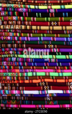 Lagen farbenfroher gemusterter Stoffe in verschiedenen Farben. Stockfoto