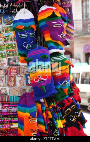 Traditionelle bunt gestrickte bolivianische Masken im Angebot. La Paz, Bolivien, 10. Oktober 2023. Stockfoto