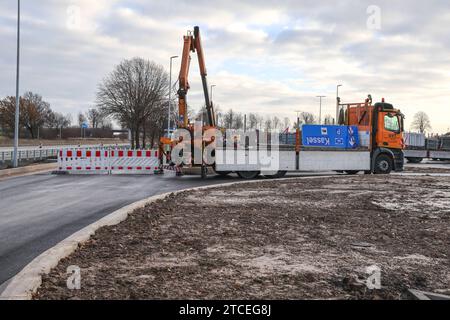 70 neue LKW-Parkplätze an der A44 - Freigabe für den ausgebauten Rastplatz am Haarstrang-Süd bei Werl. Entspannung für die LKW Fahrer auf der Autobahn zwischen Dortmund und Kassel. Blick auf die Absperrungen. Werl, Nordrhein-Westfalen, DEU, Deutschland, 12.12.2023 *** 70 neue Lkw-Stellplätze auf der A44 Zulassung für den erweiterten Rastplatz am Haarstrang Süd bei Werl Entspannung für Lkw-Fahrer auf der Autobahn Dortmund-Kassel Ansicht der Schranken Werl, Nordrhein-Westfalen, DEU, Deutschland, 12 12 2023 Stockfoto