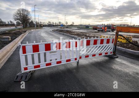 70 neue LKW-Parkplätze an der A44 - Freigabe für den ausgebauten Rastplatz am Haarstrang-Süd bei Werl. Entspannung für die LKW Fahrer auf der Autobahn zwischen Dortmund und Kassel. Blick auf die Absperrungen. Werl, Nordrhein-Westfalen, DEU, Deutschland, 12.12.2023 *** 70 neue Lkw-Stellplätze auf der A44 Zulassung für den erweiterten Rastplatz am Haarstrang Süd bei Werl Entspannung für Lkw-Fahrer auf der Autobahn Dortmund-Kassel Ansicht der Schranken Werl, Nordrhein-Westfalen, DEU, Deutschland, 12 12 2023 Stockfoto