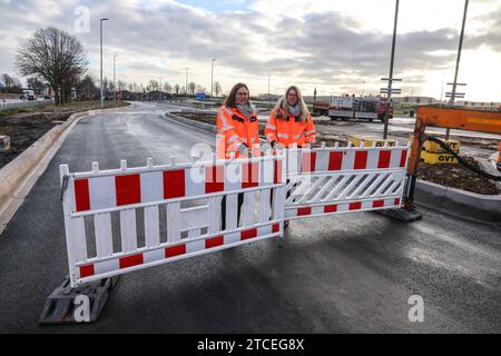 70 neue LKW-Parkplätze an der A44 - Freigabe für den ausgebauten Rastplatz am Haarstrang-Süd bei Werl. Entspannung für die LKW Fahrer auf der Autobahn zwischen Dortmund und Kassel. Freie Fahrt - Stephanie Heckmann und Melanie Nölke vom Projektteam der Autobahn Westfalen räumen die letzten Absperrungen aus dem Weg. Werl, Nordrhein-Westfalen, DEU, Deutschland, 12.12.2023 *** 70 neue LKW-Stellplätze auf der A44 Freistellung für den erweiterten Rastplatz am Haarstrang Süd bei Werl Entspannung für LKW-Fahrer auf der Autobahn Dortmund-Kassel Freifahrt Stephanie Heckmann und Melanie Nöl Stockfoto