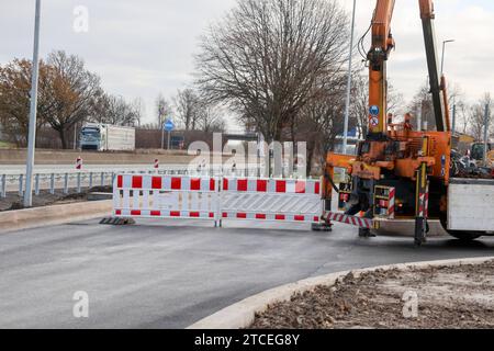 70 neue LKW-Parkplätze an der A44 - Freigabe für den ausgebauten Rastplatz am Haarstrang-Süd bei Werl. Entspannung für die LKW Fahrer auf der Autobahn zwischen Dortmund und Kassel. Blick auf die Absperrungen. Werl, Nordrhein-Westfalen, DEU, Deutschland, 12.12.2023 *** 70 neue Lkw-Stellplätze auf der A44 Zulassung für den erweiterten Rastplatz am Haarstrang Süd bei Werl Entspannung für Lkw-Fahrer auf der Autobahn Dortmund-Kassel Ansicht der Schranken Werl, Nordrhein-Westfalen, DEU, Deutschland, 12 12 2023 Stockfoto