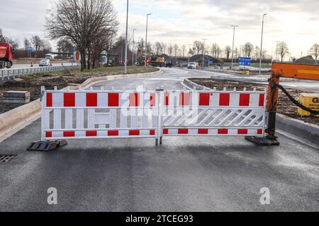 70 neue LKW-Parkplätze an der A44 - Freigabe für den ausgebauten Rastplatz am Haarstrang-Süd bei Werl. Entspannung für die LKW Fahrer auf der Autobahn zwischen Dortmund und Kassel. Blick auf die Absperrungen. Werl, Nordrhein-Westfalen, DEU, Deutschland, 12.12.2023 *** 70 neue Lkw-Stellplätze auf der A44 Zulassung für den erweiterten Rastplatz am Haarstrang Süd bei Werl Entspannung für Lkw-Fahrer auf der Autobahn Dortmund-Kassel Ansicht der Schranken Werl, Nordrhein-Westfalen, DEU, Deutschland, 12 12 2023 Stockfoto