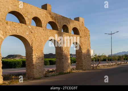 ANTAS, SPANIEN - 09. DEZEMBER 2023 Ein 293 m langes Aquädukt aus dem Jahr 1902, das Wasser, das mit einer Dampfmaschine aus dem Boden gewonnen wurde, zu einem Akkumulat transportierte Stockfoto