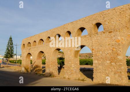 ANTAS, SPANIEN - 09. DEZEMBER 2023 Ein 293 m langes Aquädukt aus dem Jahr 1902, das Wasser, das mit einer Dampfmaschine aus dem Boden gewonnen wurde, zu einem Akkumulat transportierte Stockfoto