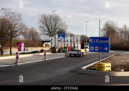 70 neue LKW-Parkplätze an der A44 - Freigabe für den ausgebauten Rastplatz am Haarstrang-Süd bei Werl. Entspannung für die LKW Fahrer auf der Autobahn zwischen Dortmund und Kassel. Blick auf den noch leeren LKW-Parkplatz. Es sind noch Restarbeiten erforderlich. Werl, Nordrhein-Westfalen, DEU, Deutschland, 12.12.2023 *** 70 neue Lkw-Stellplätze auf der A44 Zulassung für den erweiterten Rastplatz am Haarstrang Süd bei Werl Entspannung für Lkw-Fahrer auf der Autobahn Dortmund-Kassel Ansicht des noch leeren Lkw-Stellplatzes verbleibende Arbeiten sind noch erforderlich Werl, Nordrhein-Westfalen Stockfoto