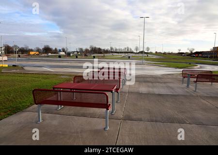 70 neue LKW-Parkplätze an der A44 - Freigabe für den ausgebauten Rastplatz am Haarstrang-Süd bei Werl. Entspannung für die LKW Fahrer auf der Autobahn zwischen Dortmund und Kassel. Blick auf den noch leeren LKW-Parkplatz. Es sind noch Restarbeiten erforderlich. Werl, Nordrhein-Westfalen, DEU, Deutschland, 12.12.2023 *** 70 neue Lkw-Stellplätze auf der A44 Zulassung für den erweiterten Rastplatz am Haarstrang Süd bei Werl Entspannung für Lkw-Fahrer auf der Autobahn Dortmund-Kassel Ansicht des noch leeren Lkw-Stellplatzes verbleibende Arbeiten sind noch erforderlich Werl, Nordrhein-Westfalen Stockfoto