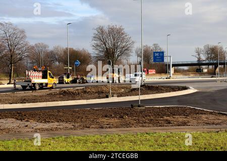 70 neue LKW-Parkplätze an der A44 - Freigabe für den ausgebauten Rastplatz am Haarstrang-Süd bei Werl. Entspannung für die LKW Fahrer auf der Autobahn zwischen Dortmund und Kassel. Blick auf den noch leeren LKW-Parkplatz. Es sind noch Restarbeiten erforderlich. Werl, Nordrhein-Westfalen, DEU, Deutschland, 12.12.2023 *** 70 neue Lkw-Stellplätze auf der A44 Zulassung für den erweiterten Rastplatz am Haarstrang Süd bei Werl Entspannung für Lkw-Fahrer auf der Autobahn Dortmund-Kassel Ansicht des noch leeren Lkw-Stellplatzes verbleibende Arbeiten sind noch erforderlich Werl, Nordrhein-Westfalen Stockfoto