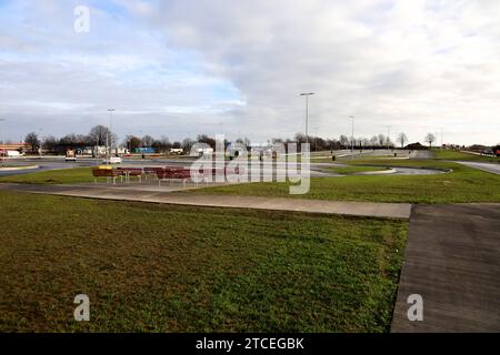 70 neue LKW-Parkplätze an der A44 - Freigabe für den ausgebauten Rastplatz am Haarstrang-Süd bei Werl. Entspannung für die LKW Fahrer auf der Autobahn zwischen Dortmund und Kassel. Blick auf den noch leeren LKW-Parkplatz. Es sind noch Restarbeiten erforderlich. Werl, Nordrhein-Westfalen, DEU, Deutschland, 12.12.2023 *** 70 neue Lkw-Stellplätze auf der A44 Zulassung für den erweiterten Rastplatz am Haarstrang Süd bei Werl Entspannung für Lkw-Fahrer auf der Autobahn Dortmund-Kassel Ansicht des noch leeren Lkw-Stellplatzes verbleibende Arbeiten sind noch erforderlich Werl, Nordrhein-Westfalen Stockfoto