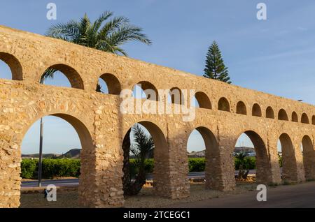 ANTAS, SPANIEN - 09. DEZEMBER 2023 Ein 293 m langes Aquädukt aus dem Jahr 1902, das Wasser, das mit einer Dampfmaschine aus dem Boden gewonnen wurde, zu einem Akkumulat transportierte Stockfoto