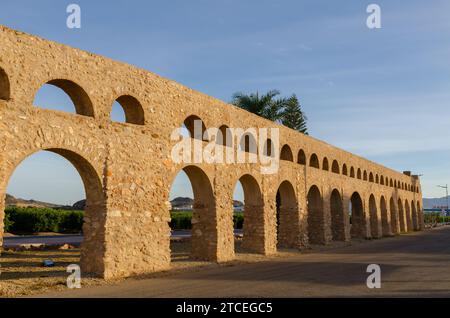 ANTAS, SPANIEN - 09. DEZEMBER 2023 Ein 293 m langes Aquädukt aus dem Jahr 1902, das Wasser, das mit einer Dampfmaschine aus dem Boden gewonnen wurde, zu einem Akkumulat transportierte Stockfoto