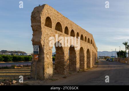 ANTAS, SPANIEN - 09. DEZEMBER 2023 Ein 293 m langes Aquädukt aus dem Jahr 1902, das Wasser, das mit einer Dampfmaschine aus dem Boden gewonnen wurde, zu einem Akkumulat transportierte Stockfoto