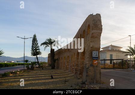 ANTAS, SPANIEN - 09. DEZEMBER 2023 Ein 293 m langes Aquädukt aus dem Jahr 1902, das Wasser, das mit einer Dampfmaschine aus dem Boden gewonnen wurde, zu einem Akkumulat transportierte Stockfoto