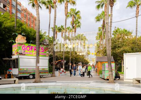 ALMERIA, SPANIEN - 6. DEZEMBER 2023 Weihnachtsbuden auf der Rambla de Almeria in der Stadt Almeria, Spanien Stockfoto