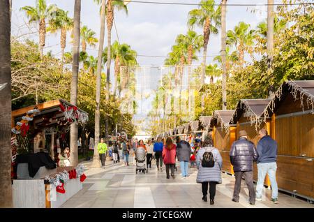 ALMERIA, SPANIEN - 6. DEZEMBER 2023 Weihnachtsbuden auf der Rambla de Almeria in der Stadt Almeria, Spanien Stockfoto