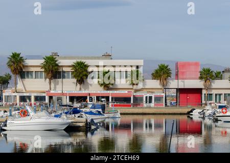 ROQUETAS DE MAR, SPANIEN - 07. DEZEMBER 2023 die Haupttätigkeit des Hafens ist die Fischerei, aber auch Freizeit- und Sportboote können dort anlegen Stockfoto