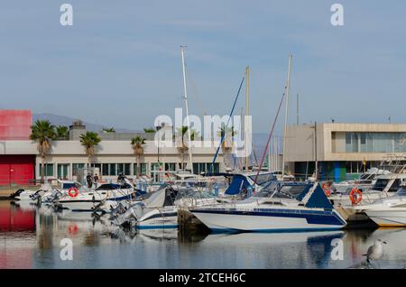 ROQUETAS DE MAR, SPANIEN - 07. DEZEMBER 2023 die Haupttätigkeit des Hafens ist die Fischerei, aber auch Freizeit- und Sportboote können dort anlegen Stockfoto