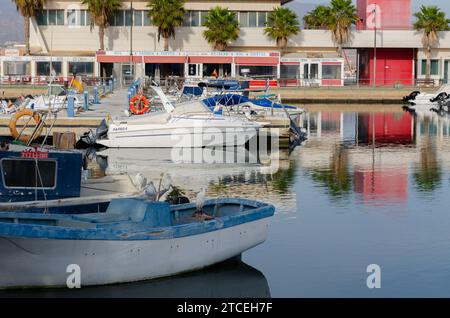 ROQUETAS DE MAR, SPANIEN - 07. DEZEMBER 2023 die Haupttätigkeit des Hafens ist die Fischerei, aber auch Freizeit- und Sportboote können dort anlegen Stockfoto