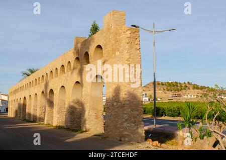 ANTAS, SPANIEN - 09. DEZEMBER 2023 Ein 293 m langes Aquädukt aus dem Jahr 1902, das Wasser, das mit einer Dampfmaschine aus dem Boden gewonnen wurde, zu einem Akkumulat transportierte Stockfoto