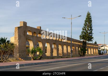 ANTAS, SPANIEN - 09. DEZEMBER 2023 Ein 293 m langes Aquädukt aus dem Jahr 1902, das Wasser, das mit einer Dampfmaschine aus dem Boden gewonnen wurde, zu einem Akkumulat transportierte Stockfoto