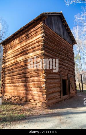 Hardy, Virginia - die Tabakscheune am Booker T. Washington National Monument. Das Monument umfasst die ehemalige James-Burroughs-Plantage, in der sich einst befand Stockfoto