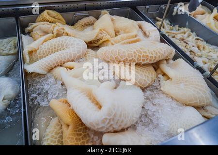 Magen, Darm, rohe Rinderabfälle zum Kochen, Textur der inneren Verdauungsorgane auf dem Tresen in einem Geschäft Stockfoto