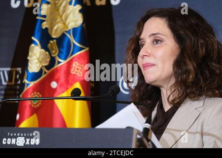 Madrid, Spanien. Dezember 2023. Die Präsidentin der Gemeinschaft Madrid, Isabel Diaz Ayuso, war am 12. Dezember 2023 auf dem 2. Wirtschaftsgipfel der Gemeinschaft Madrid im Real Casino de Madrid in Madrid, Spanien. (Foto: Oscar Gonzalez/SIPA USA) (Foto: Oscar Gonzalez/SIPA USA) Credit: SIPA USA/Alamy Live News Stockfoto