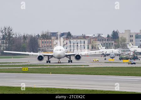 Atlas Air Boeing 767-300 fährt zum Start von Lemberg mit der ukrainischen Armee an-26 im Hintergrund Stockfoto